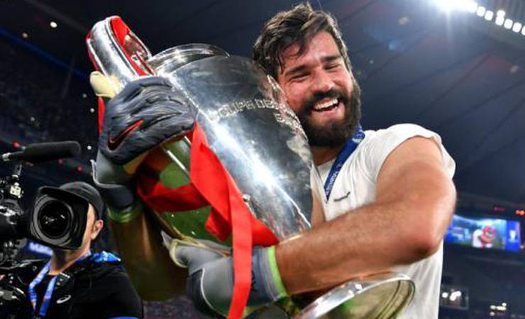 Flamengo ou Grêmio? Alisson fala sobre possível confronto com brasileiro no Mundial de clubes