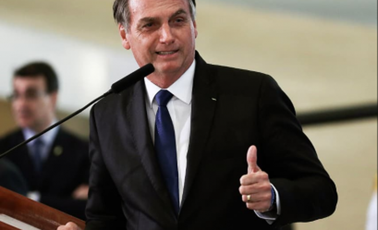 Bolsonaro diz que retorno do futebol no Rio está 'nas mãos' de Crivella: 'Espero que ele autorize'
