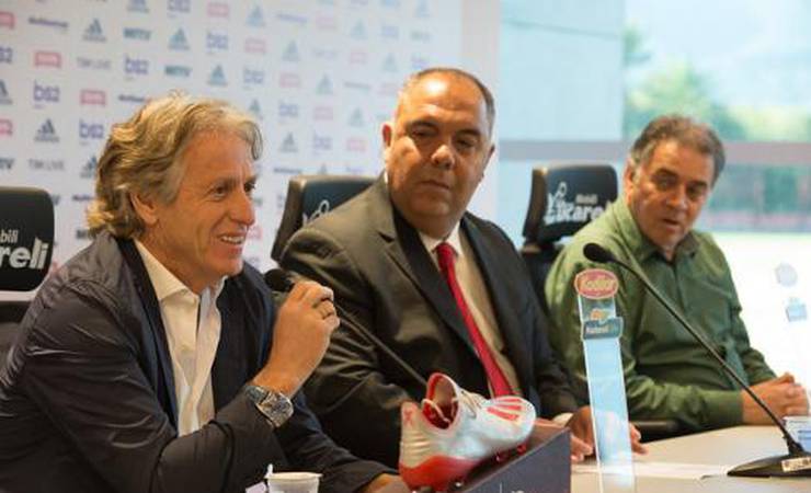 Às vésperas da reapresentação e em meio a negociações, saída de Pelaipe faz bastidores do Flamengo 'ferver'