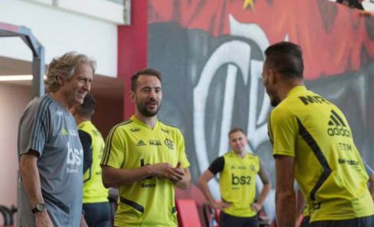 Pontualidade europeia: elenco do Fla 'zera a caixinha' e alegra Jorge Jesus