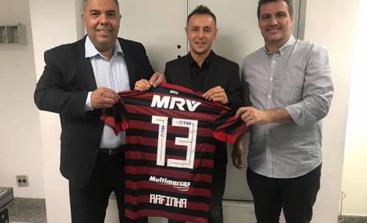 Rafinha desembarca no Rio e agradece recepção da torcida do Fla