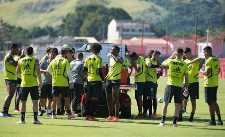 Ainda sem Rafinha, Jorge Jesus treina com Rodinei entre titulares