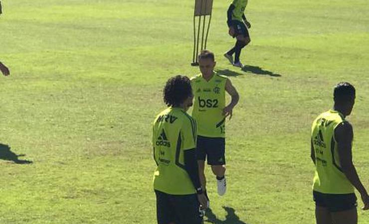 Rafinha treina pela primeira vez, e Vitinho se destaca em atividade