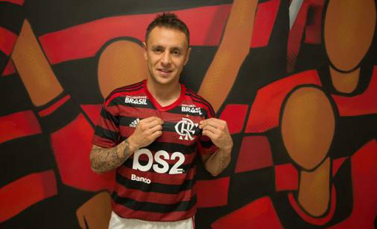 À vontade, Rafinha comanda o samba no vestiário do Ninho do Urubu; Veja!