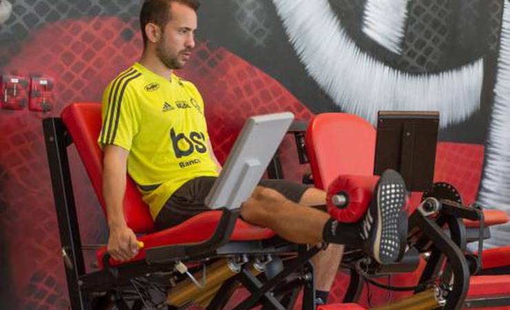 Everton Ribeiro faz fortalecimento muscular pelo terceiro dia no Ninho