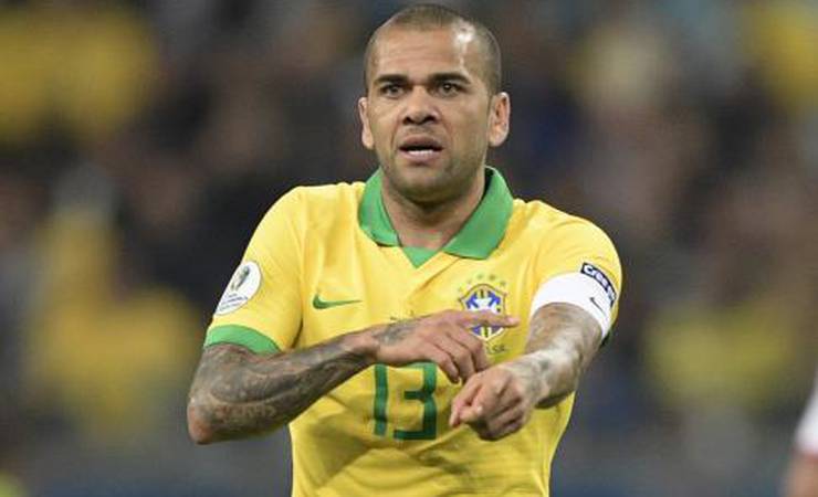 Landim diz que Fla tentou contratar Dani Alves, mas orçamento 'melou' negociação
