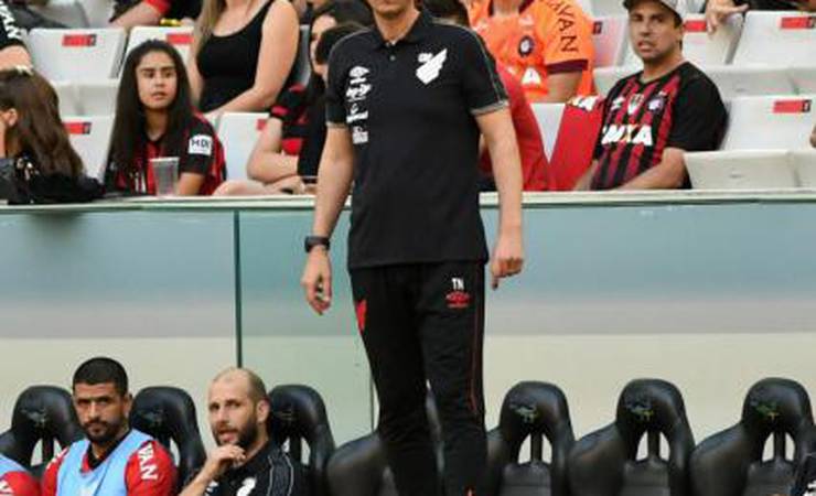 Tiago Nunes dispara contra Anderson Daronco e o protocolo do VAR