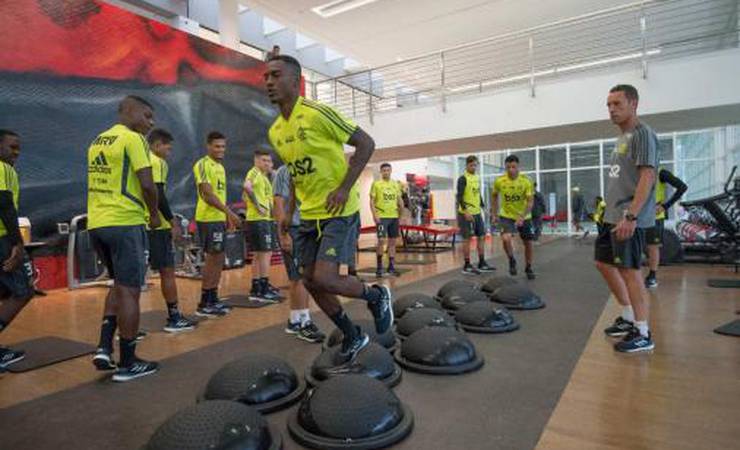 Com ausência de Trauco, lateral da base completa treinos do Flamengo