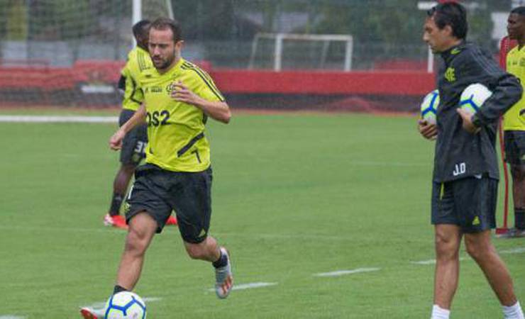 De olho no Emelec: Everton Ribeiro e Arrascaeta treinam com bola no CT