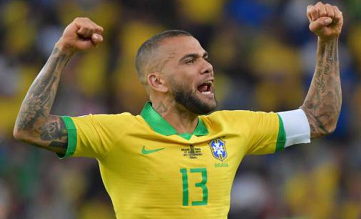 Sem clube, Daniel Alves se 'oferece' ao Flamengo: 'Qualquer coisa me liga'
