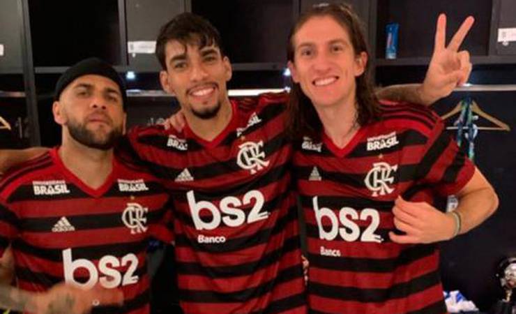 Em meio à comemoração, Paquetá presenteia Daniel Alves e Filipe Luís  com a camisa do Flamengo