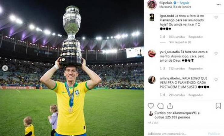 Torcida invade rede social de Filipe Luís cobrando resposta ao Flamengo