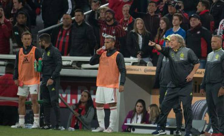 Jesus elogia intensidade do Fla e VAR, mas sai insatisfeito com empate