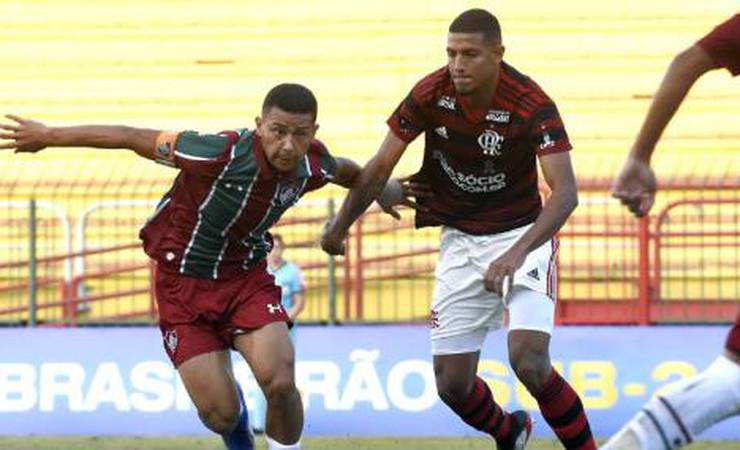 Com dois golaços, Fla goleia o Flu e vira líder do Brasileirão sub-20