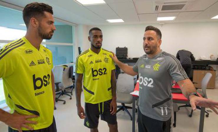 À espera da apresentação, Gerson e Marí treinam no Ninho pela 1ª vez