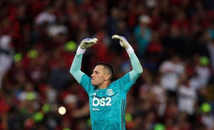 Diego Alves completa dois anos de Flamengo como solução e segurança