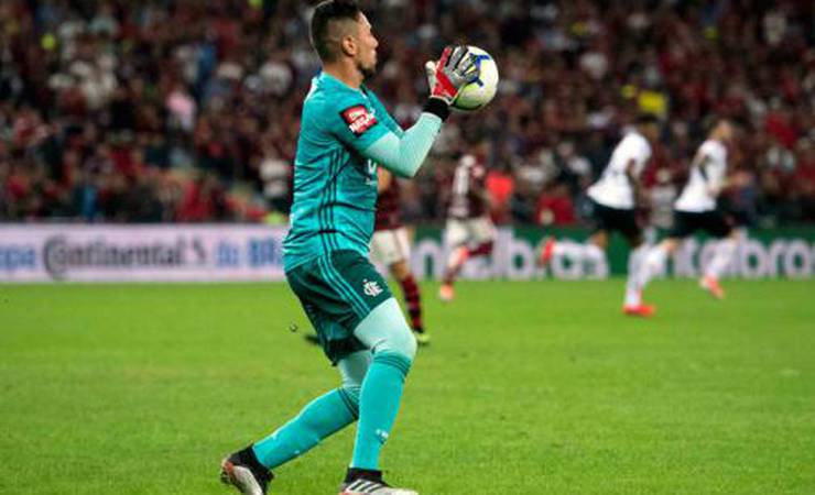 Diego Alves se apoia em exemplo do City após queda: 'Não ganharam a Champions até hoje'