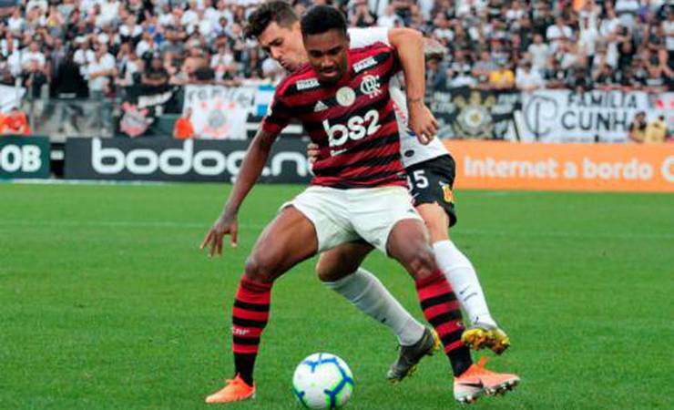 Após operar o joelho esquerdo, Vitinho inicia fisioterapia nesta sexta