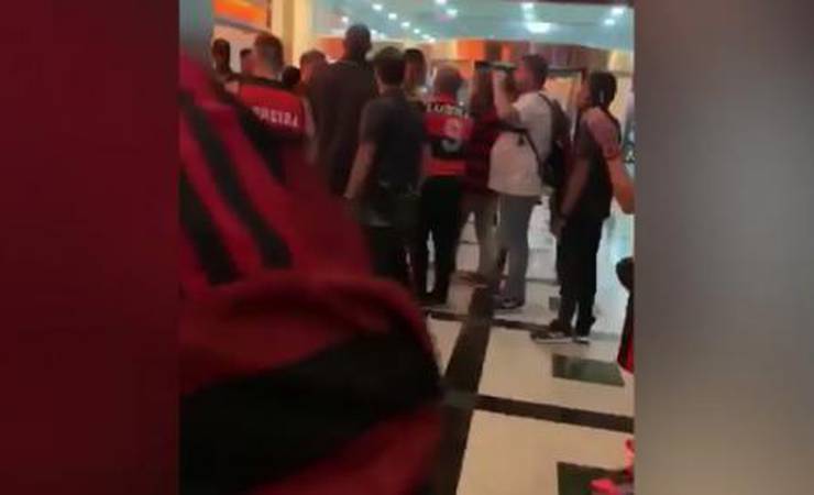 VÍDEO: Torcida cobra jogadores do Flamengo em hotel após derrota