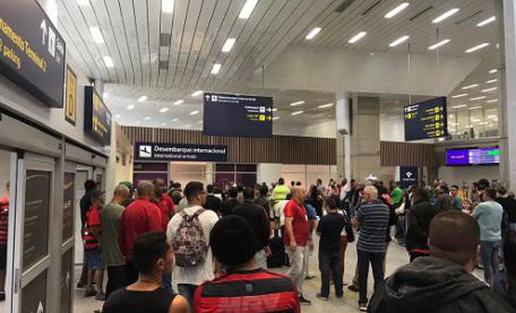 Flamengo evita contato com a torcida ao desembarcar no Rio de Janeiro