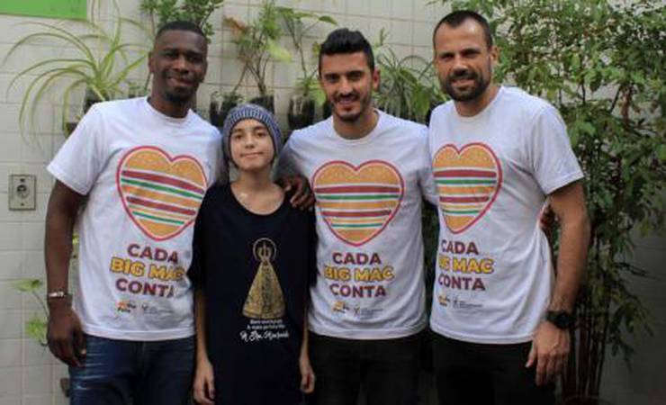 Juan recebe jogadores dos clubes do Rio na Casa Ronald McDonald