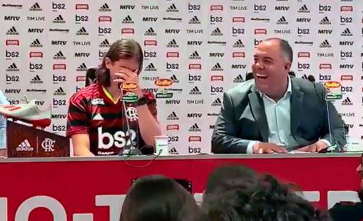 Deu ruim! Funcionário do Flamengo cai no 'gemidão' durante apresentação de Filipe Luís