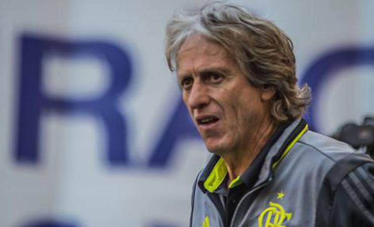 Jorge Jesus se diz feliz por resultado e destaca preocupação com desfalques
