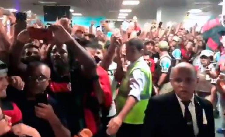 Com festa e euforia, Fla desembarca em Salvador para jogo contra o Bahia