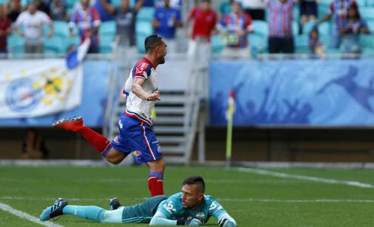 Com três de Gilberto, Bahia domina Flamengo e afasta cariocas da ponta