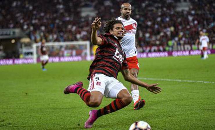 Flamengo chega 100% e Arão exalta para semifinal com o Grêmio: 'Muita qualidade em campo'