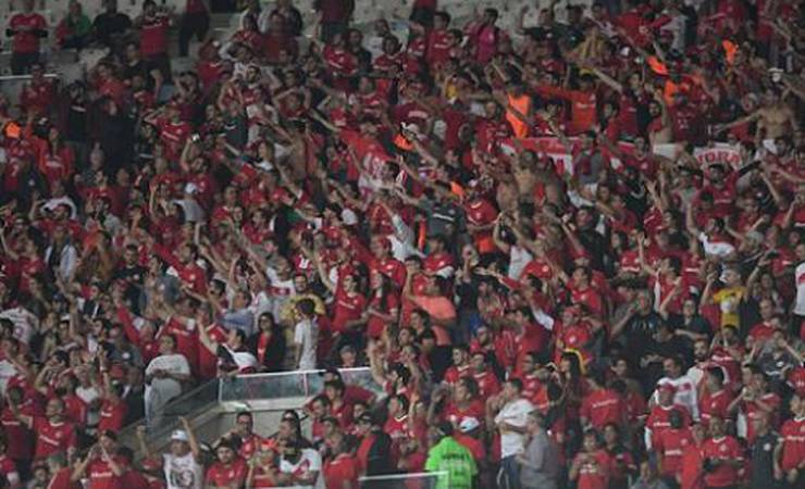 Torcedores do Inter entraram em confronto com policiais no Maracanã