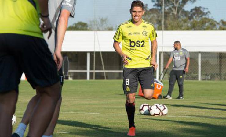Cuéllar treina entre os titulares; Flamengo é alvo de foguetório na madrugada