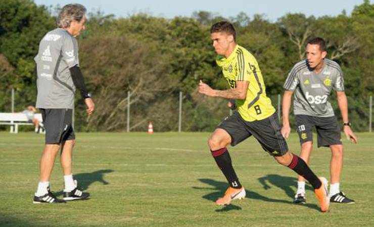 Cuéllar mantém silêncio e situação do volante no Flamengo segue indefinida