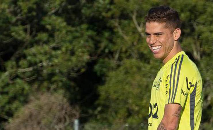 Flamengo libera, e Gustavo Cuéllar viaja para assinar com o Al-Hilal