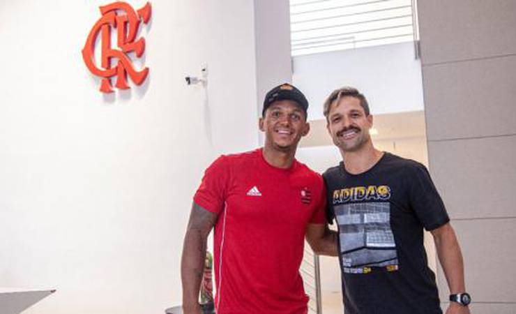 Reapresentação do Flamengo tem visita de Isaquias Queiroz e volta de Diego ao Ninho