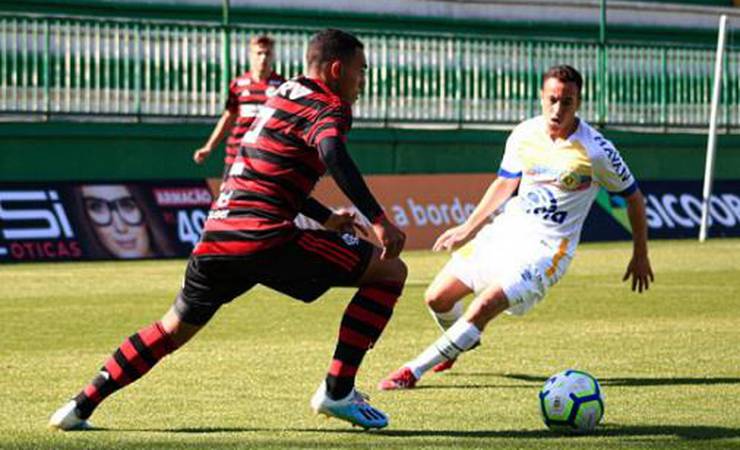Flamengo bate a Chapecoense e volta à liderança do Brasileirão Sub-20