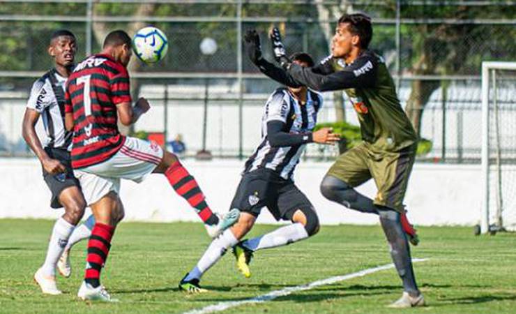 Flamengo bate o Atlético-MG e volta à liderança do Brasileirão sub-20