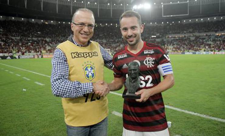 Crescendo na hora certa, Flamengo recebe o Troféu Osmar Santos das mãos do LANCE! pela primeira vez
