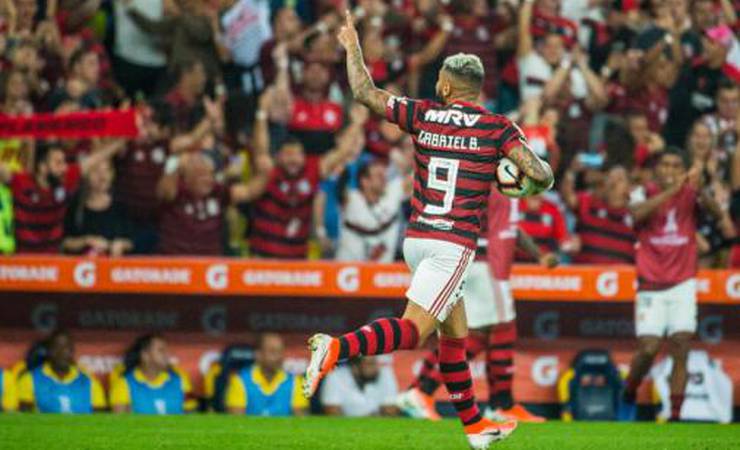 Gabigol iguala marca de Nunes e ganha elogio de ídolo: 'Honrando a 9'
