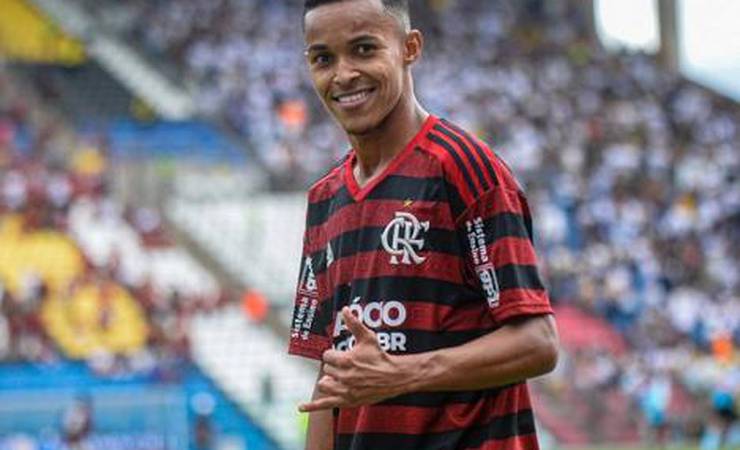 Multa recorde! Goleador do sub-17 acerta renovação com o Flamengo