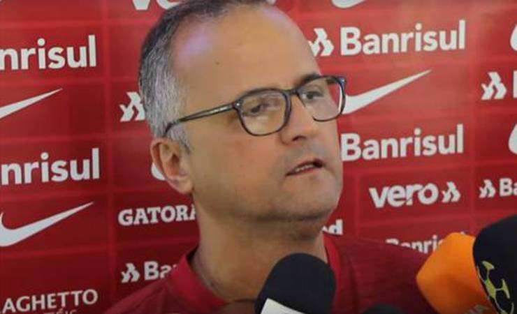 Roberto Melo fala que clube tentará escutar áudio do VAR em jogo contra o Flamengo