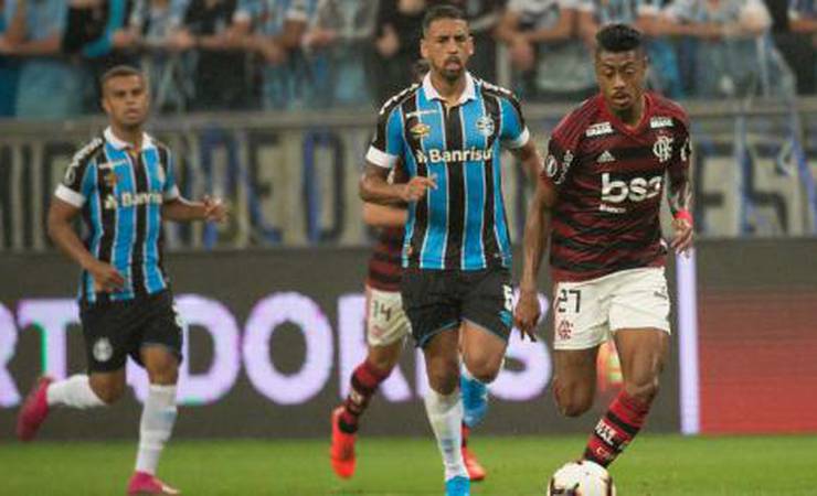Pendurados, titulares de Flamengo e Grêmio podem perder eventual final da Libertadores