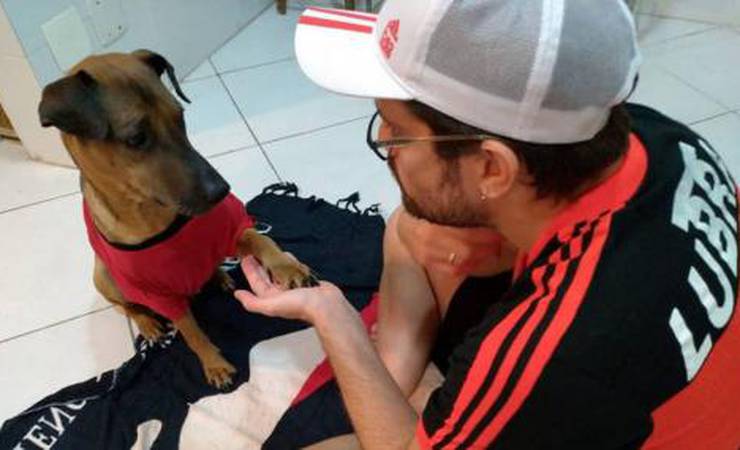 Torcedor do Flamengo rifa ingresso da semi da Libertadores para tratar câncer de seu cachorro