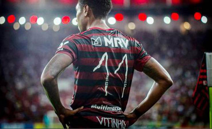 Flamengo entra com uniformes desenhados por crianças em ação beneficente