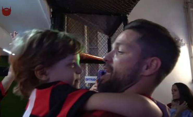 Bela iniciativa! Diego aparece de surpresa em festa infantil; vídeo