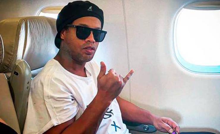 Outro rolê aleatório! Ronaldinho aparece em desembarque do Flamengo e diverte a web