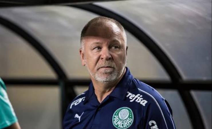 'O líder está fora da curva', admite Mano Menezes em coletiva