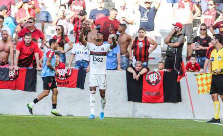 Após 45 anos, Flamengo vence o Athletico em Curitiba, quebra jejum no Brasileiro e segue na liderança