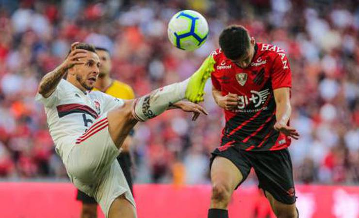 Flamengo informa: Rafinha fraturou a face e seguirá em observação