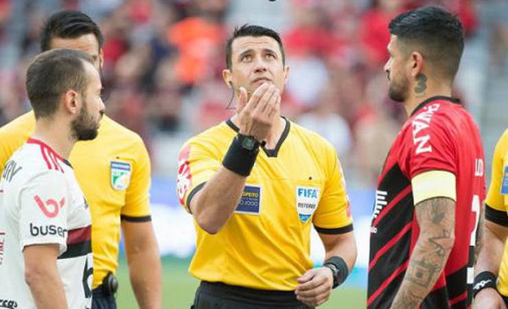 Integrantes do VAR divergem em Athletico x Flamengo: 'Como vamos deixar um negócio desses?'